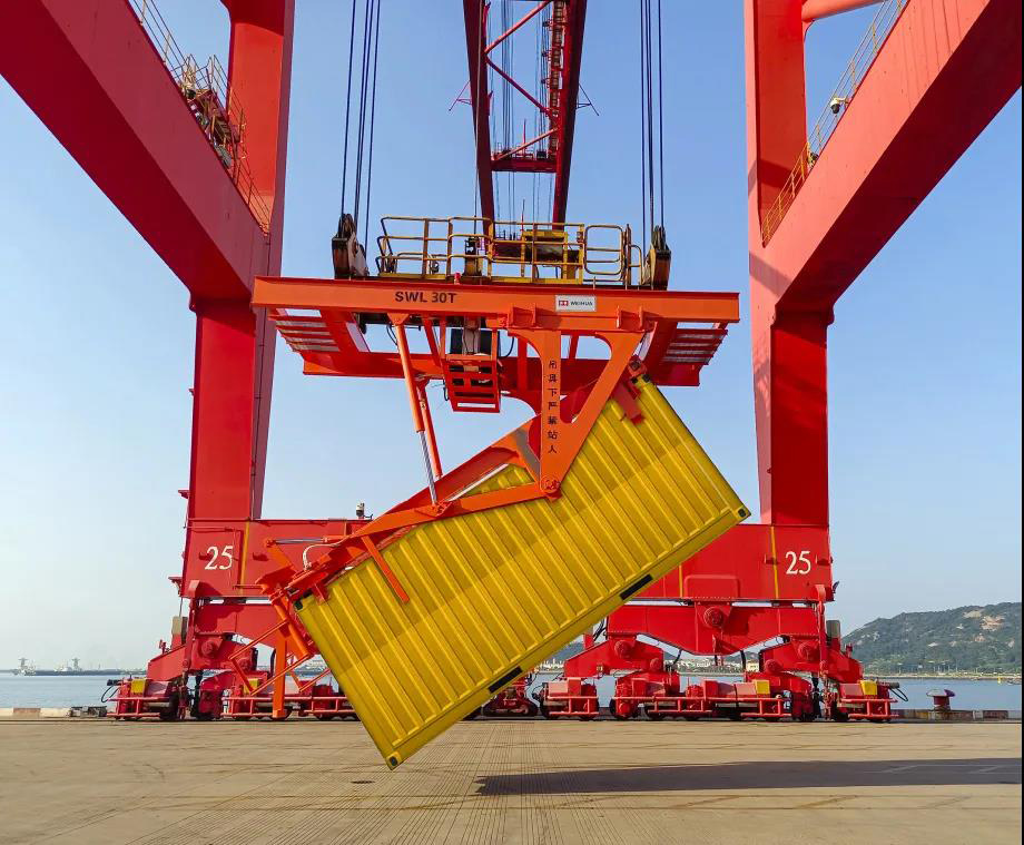Bulk Material Container Discharging Spreader